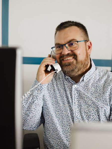 personne au telephone qui prend des rendez-vous