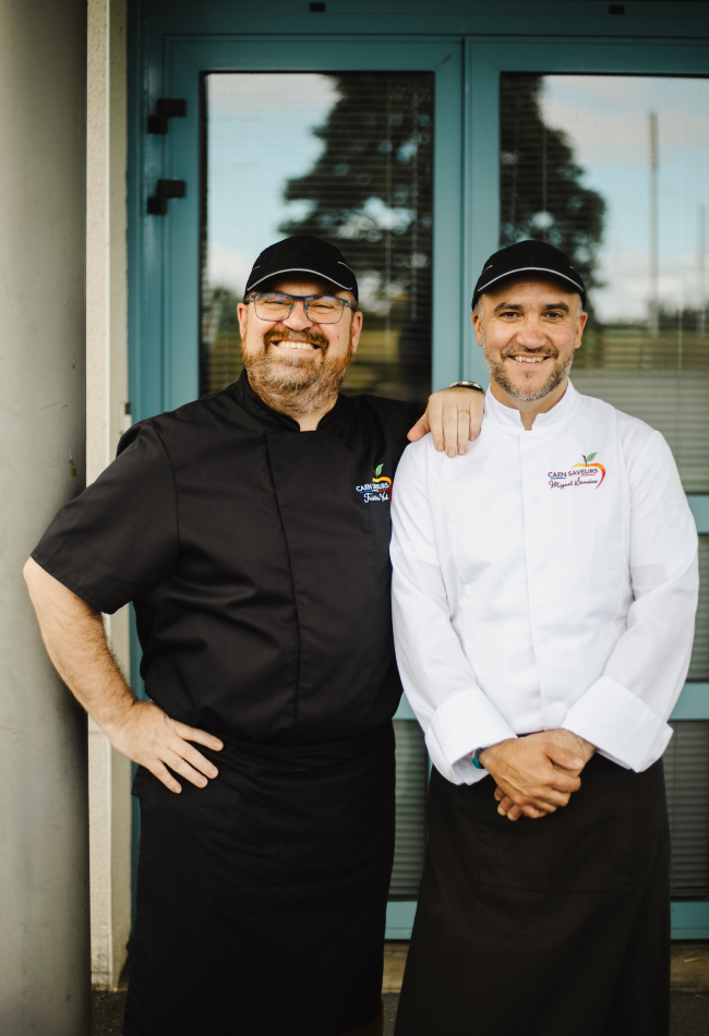 deux personnes qui sourient