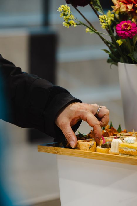 main qui prend une mignardise