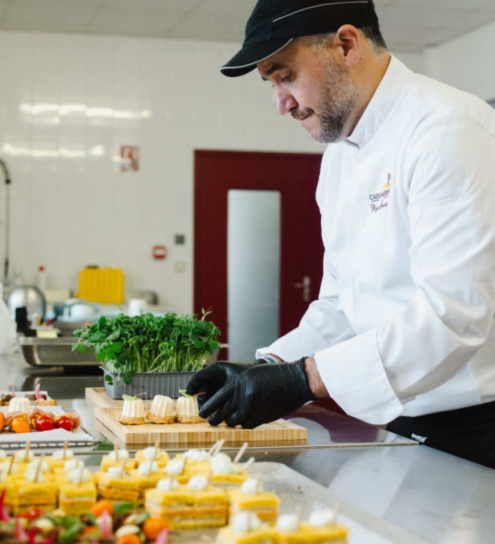 personnes qui met en place des plats